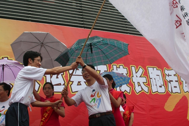松山湖中学高考喜报2021_松山湖高中校徽_松山湖高中运动会