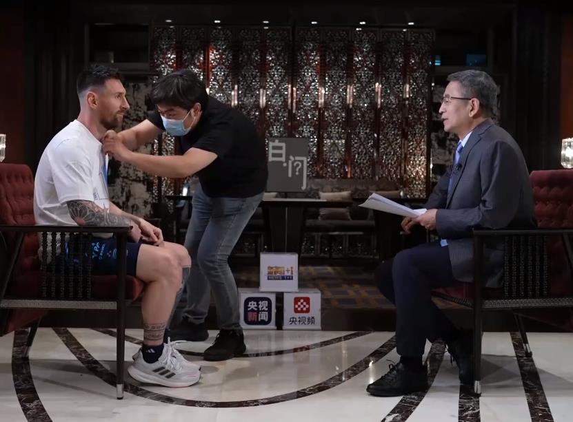 闯进足球场后果_球场闯入足球处罚规则比赛视频_足球比赛闯入球场处罚规则