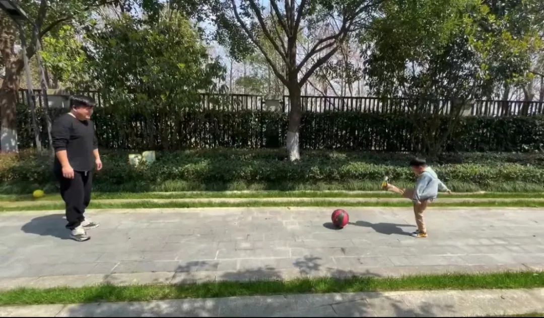 足球绕障碍物游戏规则_足球绕障碍物运球教案_绕障碍运球教案大班足球