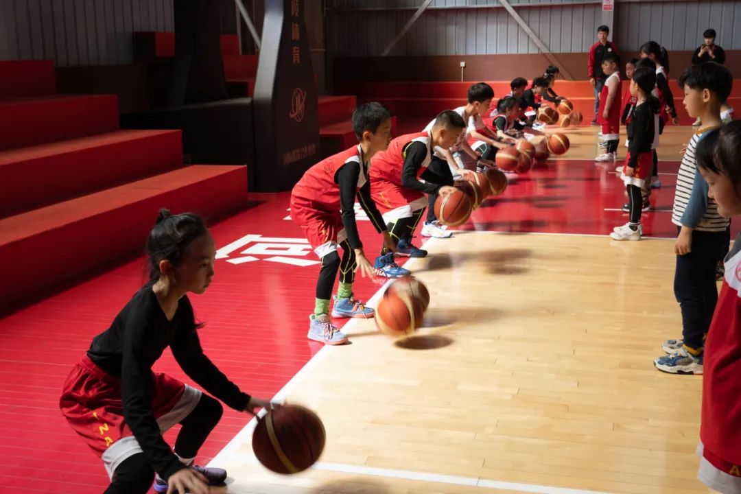 篮球精英训练运球技巧教学_篮球运球进阶训练_篮球精英运球技巧训练教学视频