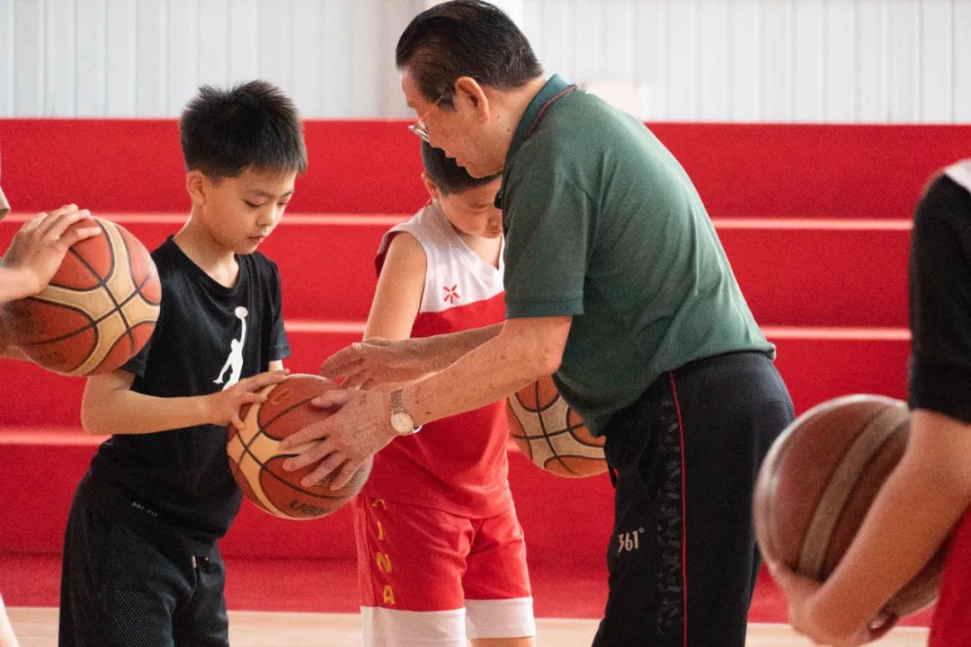 篮球精英运球技巧训练教学视频_篮球运球进阶训练_篮球精英训练运球技巧教学