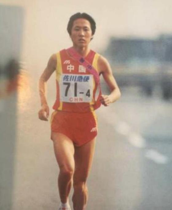 田径比赛冠军_田径项目冠军_足球队友拿了田径冠军