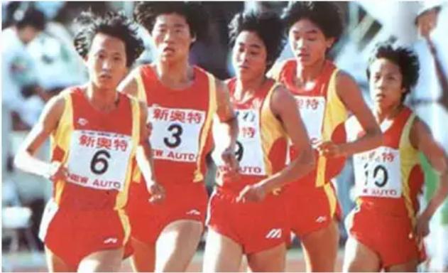 田径项目冠军_田径比赛冠军_足球队友拿了田径冠军