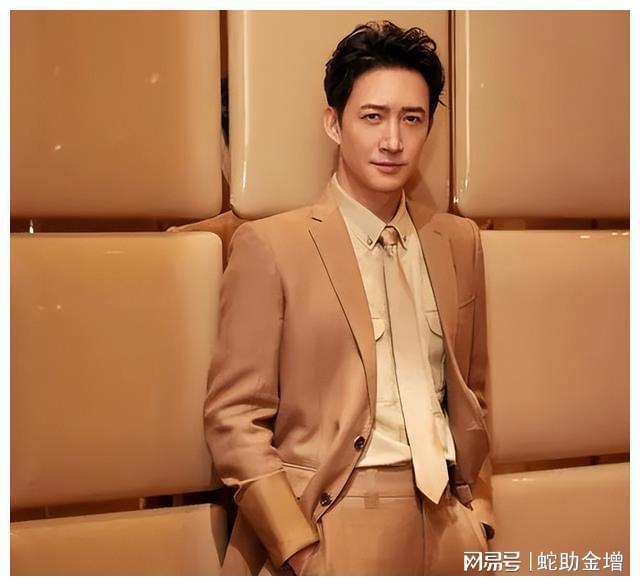 健身男明星叫什么名字_明星健身男神_老男明星健身