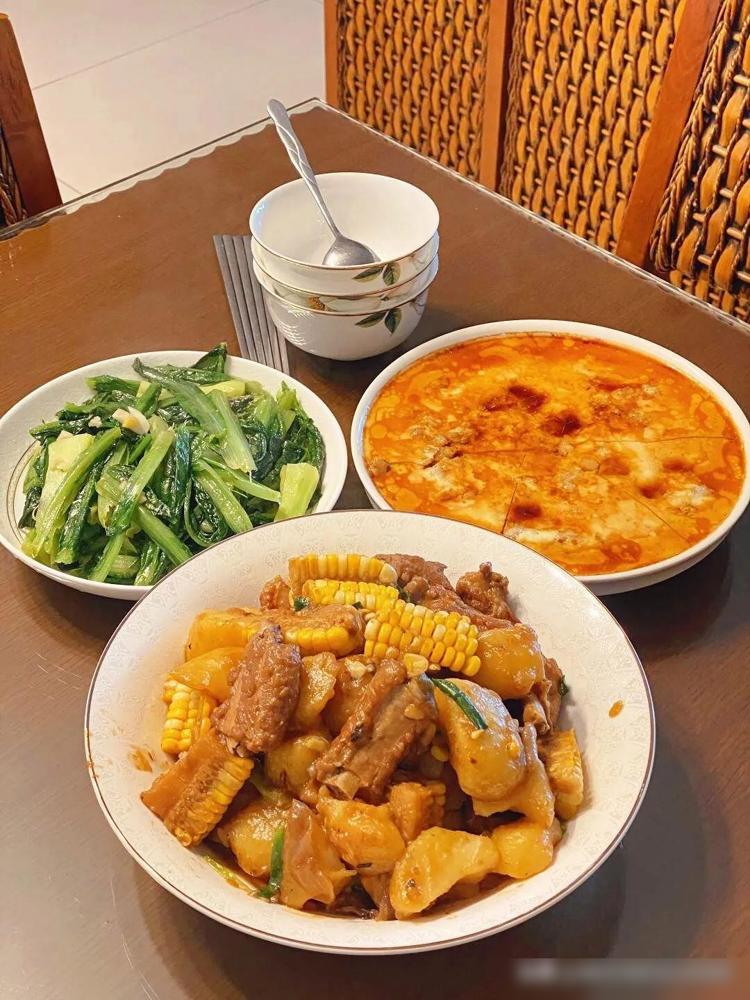 家庭吃饭菜谱_普通家庭吃饭_吃日常家庭饭