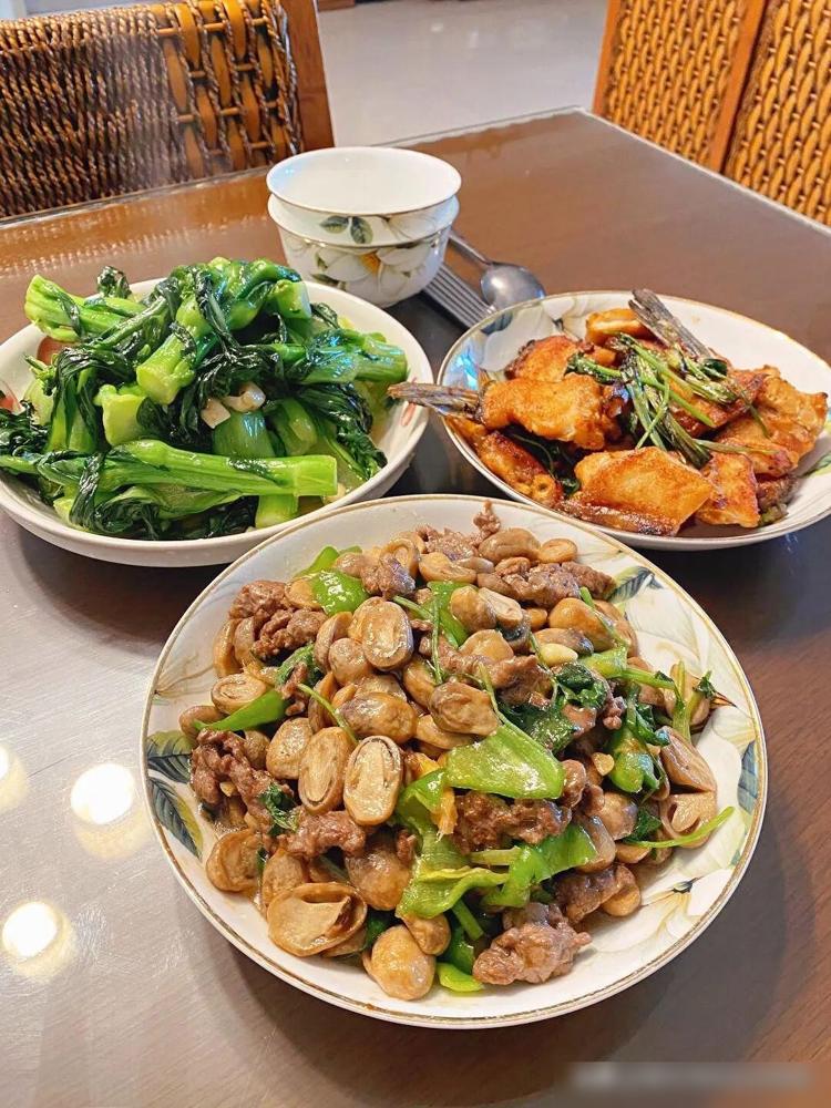 家庭吃饭菜谱_普通家庭吃饭_吃日常家庭饭