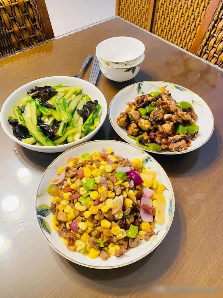 家庭吃饭菜谱_吃日常家庭饭_普通家庭吃饭