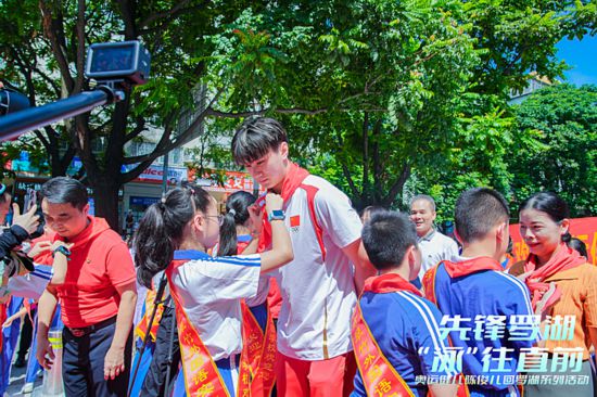 深圳游泳女教练一对一_深圳游泳冠军教练_深圳游泳馆教练