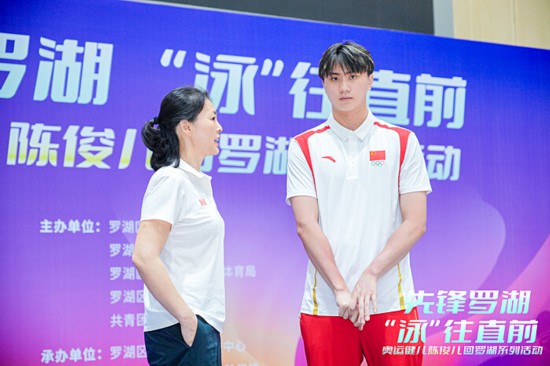 深圳游泳女教练一对一_深圳游泳馆教练_深圳游泳冠军教练