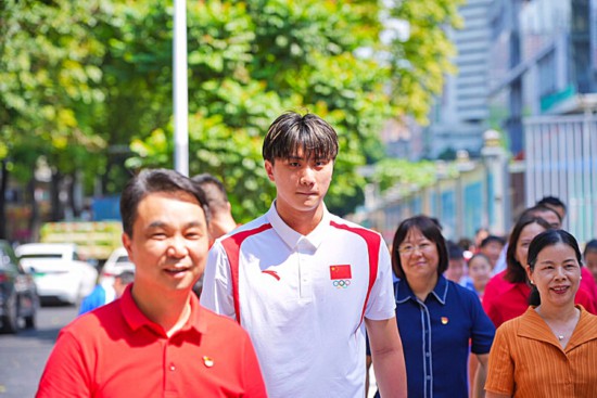 深圳游泳冠军教练_深圳游泳女教练一对一_深圳游泳馆教练