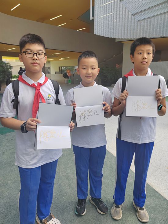 深圳游泳女教练一对一_深圳游泳冠军教练_深圳游泳馆教练