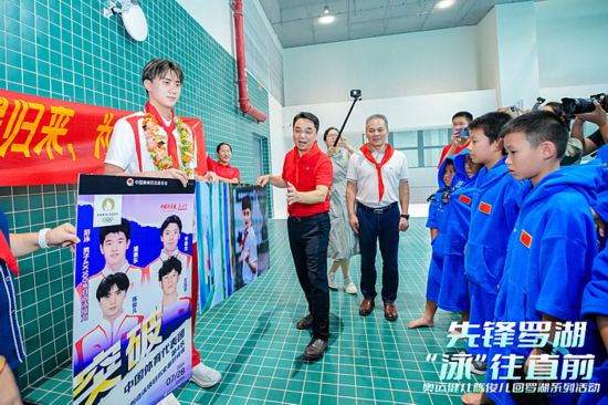 深圳游泳馆教练_深圳游泳女教练一对一_深圳游泳冠军教练