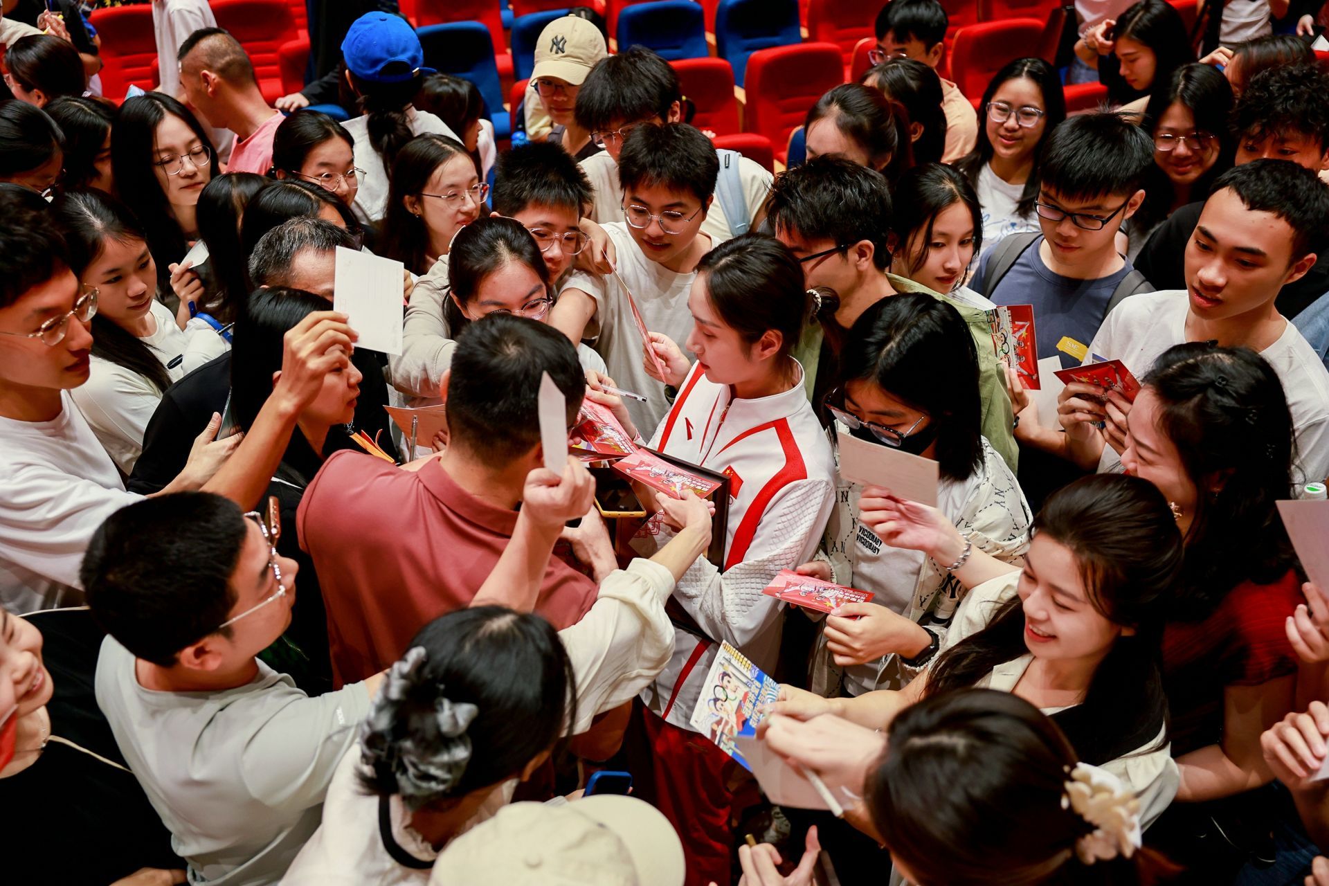 深圳游泳队集训_深圳游泳冠军教练_游泳教练冠军深圳有几个