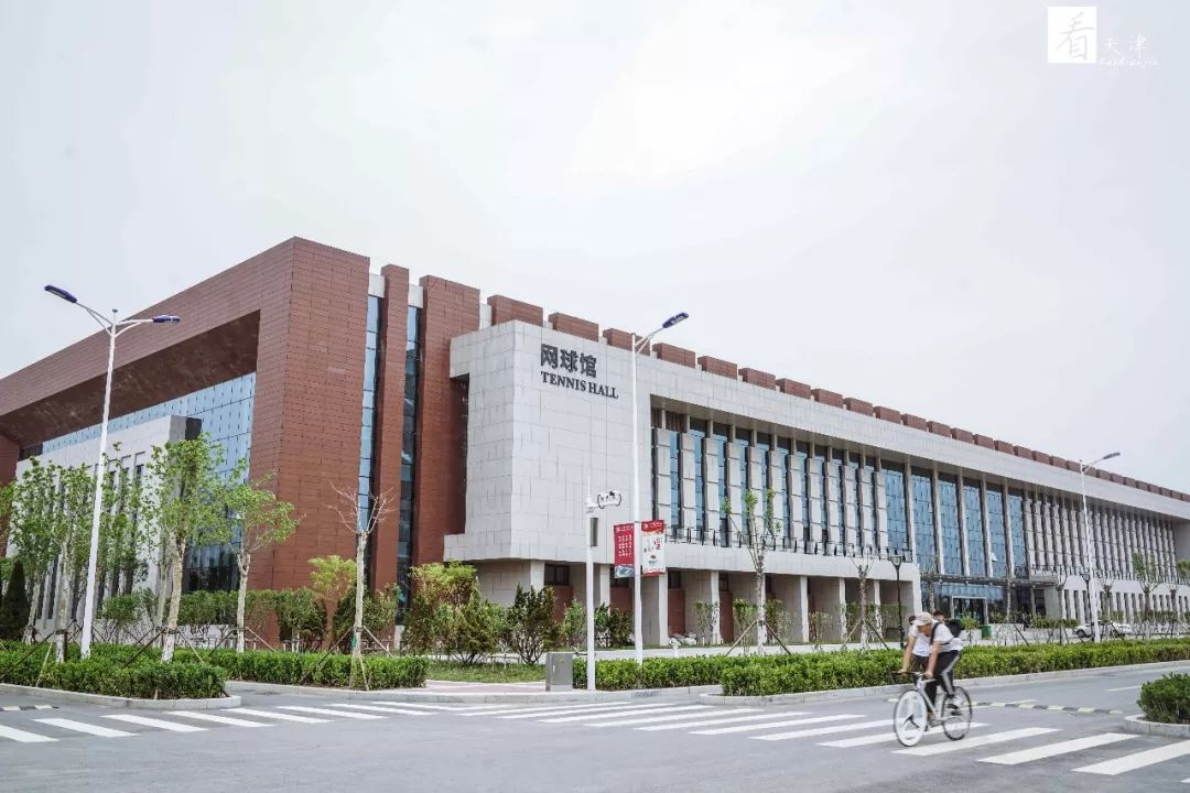 视频成人游泳女子冠军比赛直播_成人游泳教学视频初学者_成人女子游泳比赛冠军视频