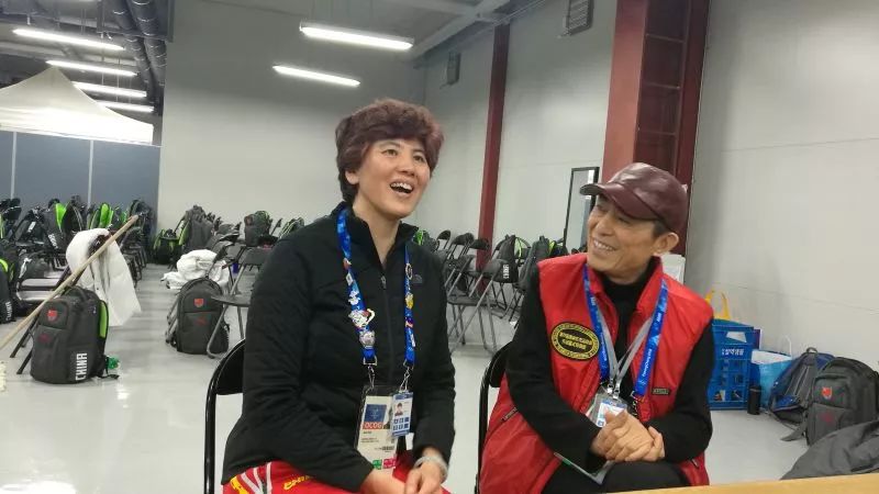 成人女子游泳比赛冠军视频_成人游泳教学视频初学者_视频成人游泳女子冠军比赛直播