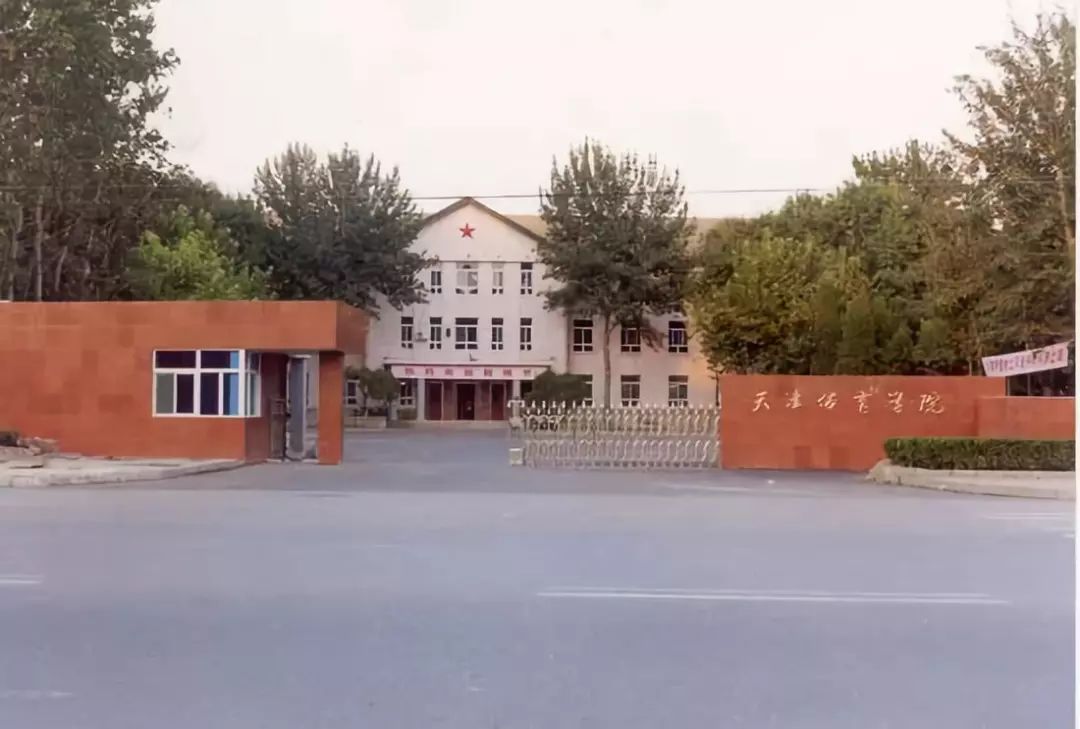 成人游泳教学视频初学者_成人女子游泳比赛冠军视频_视频成人游泳女子冠军比赛直播