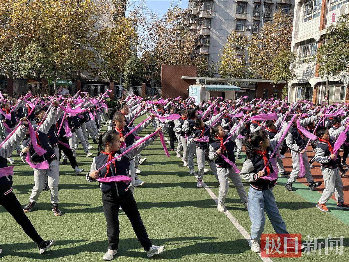 小学生跳的体操_小学生跳身体操_小学生跳的操是什么歌名